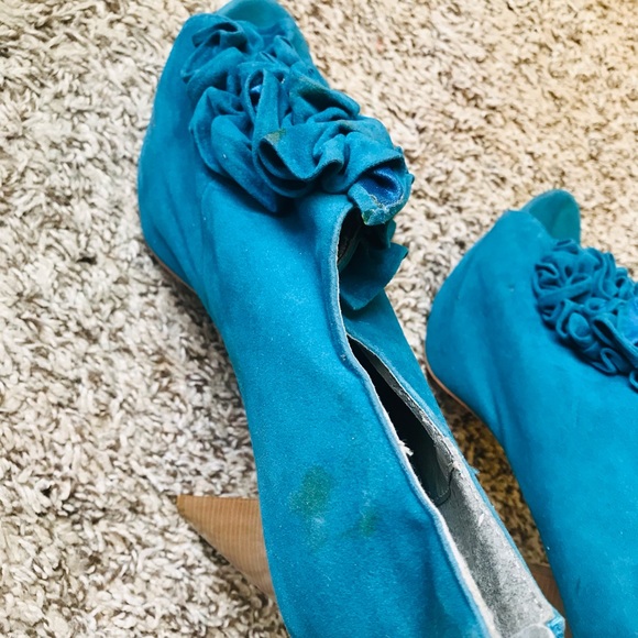 Teal blue ruffle top ladies size 11 heels, $25 - Picture 6 of 10